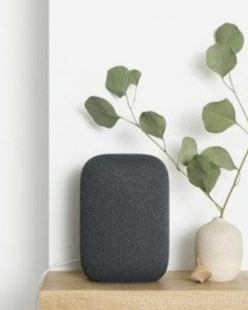 Smart speaker google home na cor grafite sobre um aparador